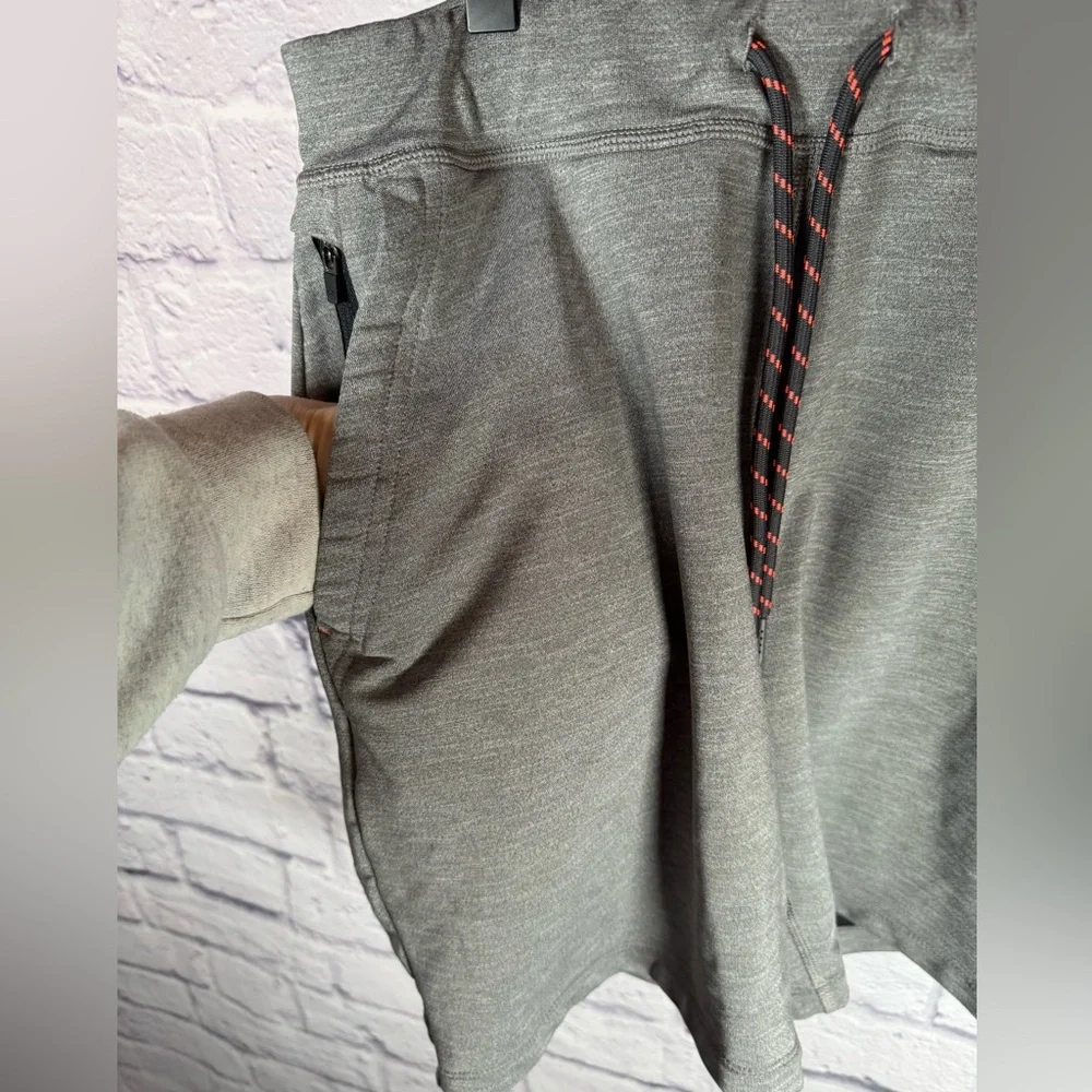Vineyard Vines Men's‎ 7 Inch On-The-Go Knit Stretch Shorts, Grey, Size small